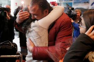 Cảnh đoàn tụ cảm động tại sân bay sau khi lệnh cấm của ông Trump bị chặn đứng