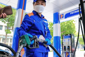 Giá xăng, dầu đồng loạt giảm giá trước Tết
