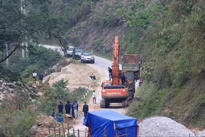 Lào Cai: Chính quyền cưỡng chế doanh nghiệp trên mặt đập thủy điện gây mất an toàn hồ chứa