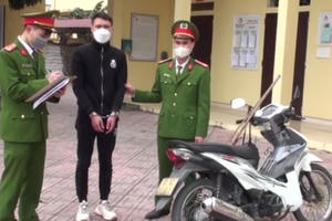 Đang bẻ khoá để trộm xe máy, nam thanh niên bị Công an tóm gọn nhờ camera an ninh