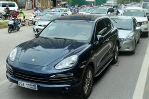 Hà Nội: Siêu xe phanh gấp, nhiều "xế hộp" gặp hạn