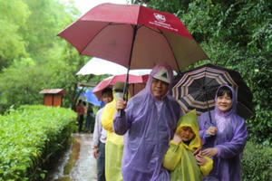 Hàng vạn lượt người hành hương về thăm quê Bác dịp lễ 30/4