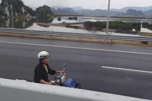 Rùng mình trước người phụ nữ đi ngược chiều trên đường cao tốc