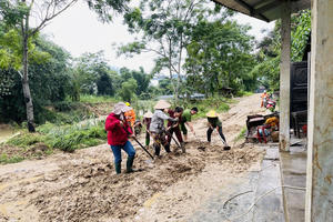 Công an tích cực hỗ trợ người dân khắc phục hậu quả sau lũ