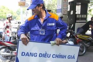 Giá xăng giảm 590 đồng/ lít từ 15h chiều nay