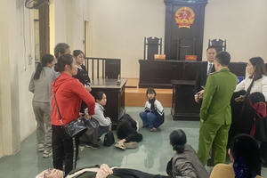 Phiên toà "cố ý gây thương tích" phải tạm dừng do ẩu đả, xô xát