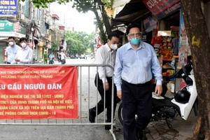 Thủ tướng kiểm tra đột xuất ổ dịch tại phường Thanh Xuân Trung