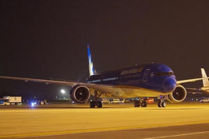 Máy bay lớn nhất Việt Nam đáp xuống Nội Bài