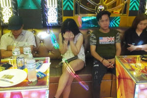 Phúc XO chỉ đạo đàn em để khách mang ma túy vào quán hát