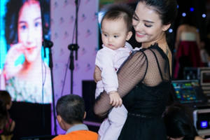 Siêu mẫu Hồng Quế vừa chỉ đạo sàn diễn catwalk vừa bồng con tại Tuần lễ thời trang trẻ em Hà Nội 2017