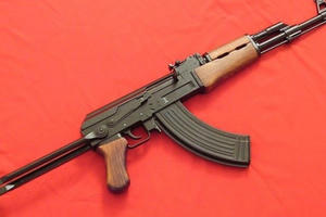 Người đàn ông dùng súng AK tự bắn vào mình 3 phát để tự tử