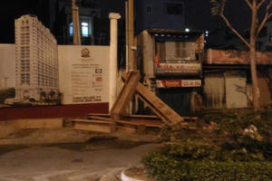 Dự án Grand Riverside quận 4: Khối sắt "khủng" rơi xuống từ trên cao khi công trình thi công đêm