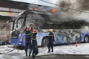 TP HCM: Xe khách giường nằm bốc cháy dữ dội