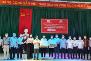 Đôi bạn tân sinh viên của Làng trẻ SOS Hà Tĩnh nhận học bổng của Đại Học Huế