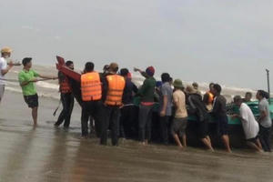 Thuyền cá bị sóng đánh lật trên biển, một ngư dân mất tích