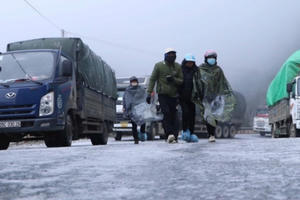 Mặt đường đóng băng, phương tiện không thể di chuyển trên đèo Ô Quý Hồ