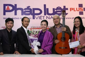 Danh ca Khánh Ly trao 10 triệu đồng cho quỹ từ thiện Nhịp cầu Plus