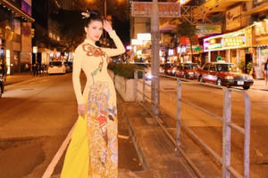 "Hoa hậu hàng không" Loan Vương mặc áo dài khoe sắc ở Hong Kong