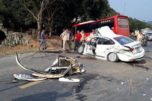Hòa Bình: Xe khách và ô tô con đâm nhau kinh hoàng, 2 bố con nguy kịch Hòa Bình: Xe khách và ô tô con đâm nhau kinh hoàng, 2 bố con nguy kịch