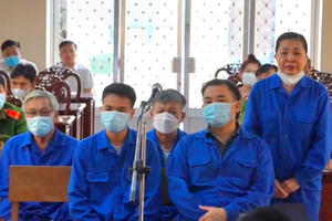 Đề nghị mức án đối với các bị cáo trong vụ "Chi 20 tỷ điều chuyển Giám đốc Công an Đinh Văn Nơi" Đề nghị mức án đối với các bị cáo trong vụ "Chi 20 tỷ điều chuyển Giám đốc Công an Đinh Văn Nơi"