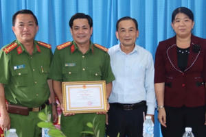 An Giang: Thưởng "nóng” các đơn vị vượt chỉ tiêu làm căn cước công dân An Giang: Thưởng "nóng” các đơn vị vượt chỉ tiêu làm căn cước công dân