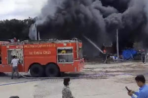 Cháy lớn tại công ty chuyên buôn bán vật liệu xây dựng tại TP Thủ Dầu Một