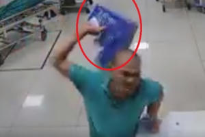 Video: Nam bệnh nhân "hổ báo" chửi bới, đánh nhân viên y tế