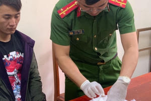Vừa “giao dịch” xong 2 bánh heroin thì bị công an mật phục tóm gọn