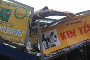 Trần nhà bất ngờ đổ sập, chủ kiot tháo chạy thoát thân