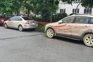 Hàng loạt ô tô tại Hà Nội lại bị tạt sơn đỏ khi đang đậu trên đường