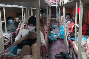 Xe giường nằm chở 10 khách định "chui" khỏi Hà Nội