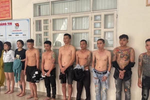 Đồng Nai: Bắt giữ nhóm đối tượng dùng súng khống chế, cướp tài sản người đi đường