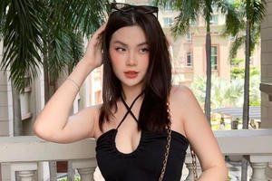 Kỳ Duyên diện váy xẻ chân ngực táo bạo, Á hậu Thanh Tú khoe body nóng bỏng trên biển