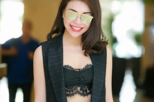 Trà Ngọc Hằng đốt mắt khi diện áo ngực crop top dự sự kiện