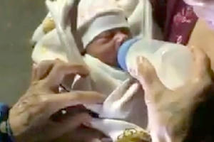 Quảng Ninh: Phát hiện bé trai còn nguyên dây rốn để trong thùng xốp ven đường