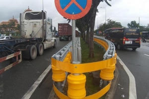 Dàn hộ lan bánh xoay vàng rực chống lật xe đầu tiên ở Sài Gòn