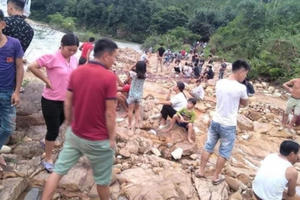 Quảng Ninh: Đi bắt cá, 2 vợ chồng bị nước lũ cuốn trôi