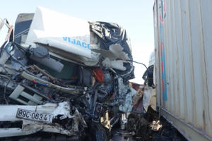 3 người thương vong sau cú đối đầu trực diện giữa xe tải và container