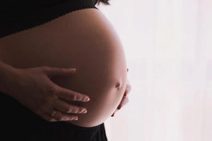 Thai phụ nhiễm virus Corona hạ sinh bé gái khỏe mạnh