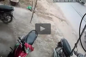 Clip: Xe tải dừng đột ngột, xe máy tông mạnh trực diện từ phía sau