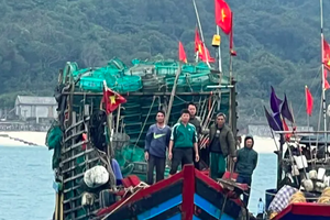 Cứu thành công 5 ngư dân Thanh Hóa gặp nạn trên vùng biển Vân Đồn