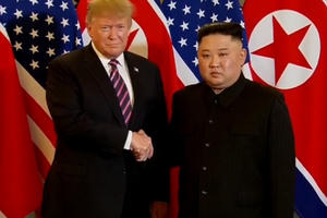 Video: Tổng thống Mỹ Trump và Chủ tịch Kim bắt tay, tươi cười