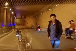 Hà Nội: Lộ diện danh tính nam thanh niên say rượu chặn đầu và đập vỡ kính ô tô