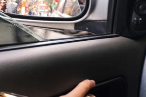 Làm thế nào để kính lái đỡ bị mờ khi gặp trời mưa phùn?