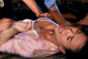 Gã đàn ông "đồi bại" cưỡng hiếp thiếu nữ 17 tuổi, bị người dân đuổi đánh