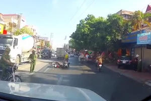 Video: CSTT quật ngã đôi nam nữ không đội mũ bảo hiểm gây tranh cãi