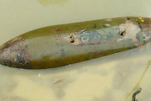 Kinh hãi phát hiện quả bom khủng bên bờ sông