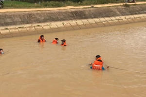 Thấy ô tô không người, xuống sông tìm thì phát hiện thi thể một phụ nữ