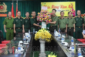 Lãnh đạo Bộ Chỉ huy Quân sự tỉnh chúc mừng chiến công đặc biệt xuất sắc của Công an Đồng Nai Lãnh đạo Bộ Chỉ huy Quân sự tỉnh chúc mừng chiến công đặc biệt xuất sắc của Công an Đồng Nai