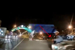 Clip: Ngã sấp mặt xuống đường vì mãi "dằn mặt" tài xế ô tô